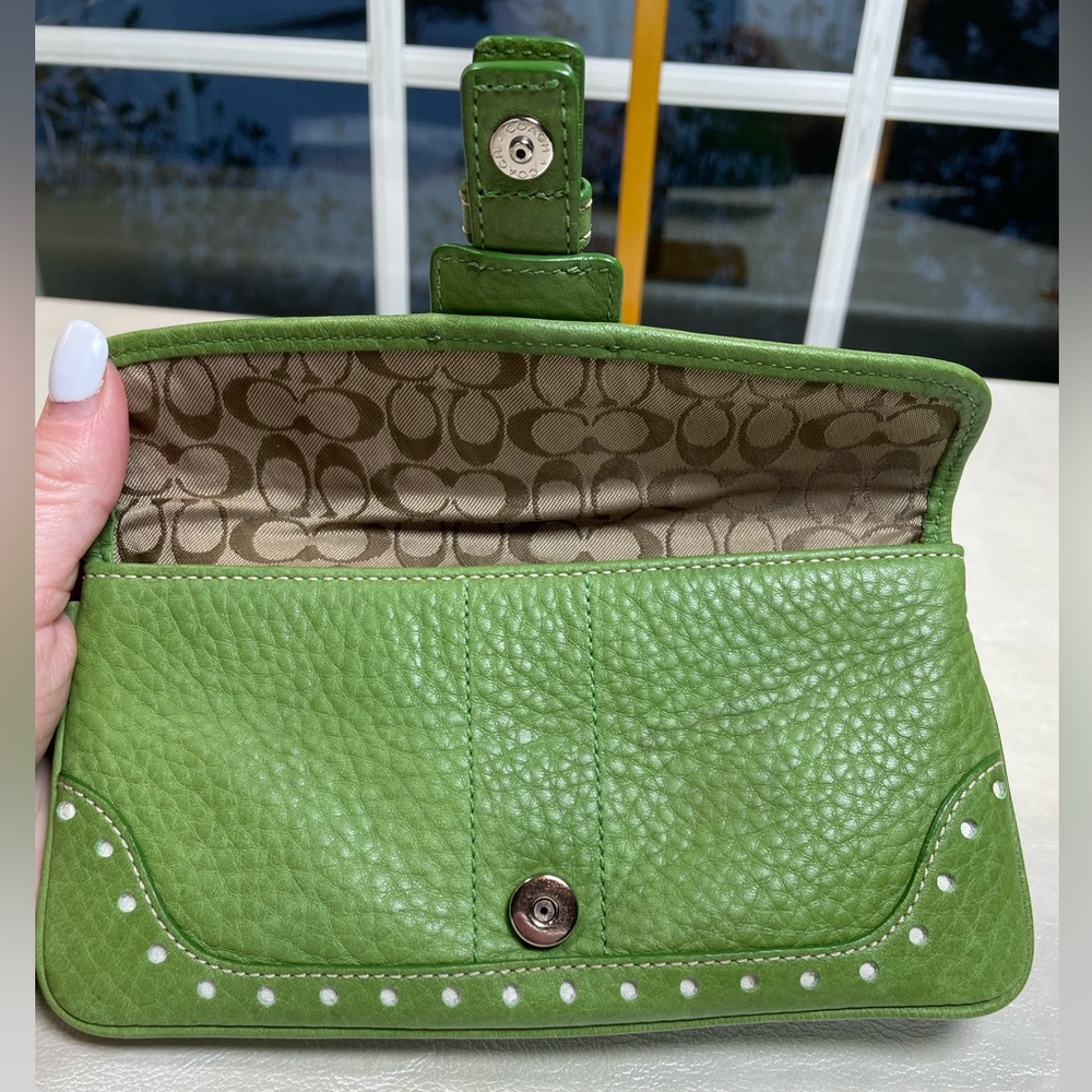 Coach Vintage Rare Green Pebbled Leather Soho Wristlet - Picture 14 of 17